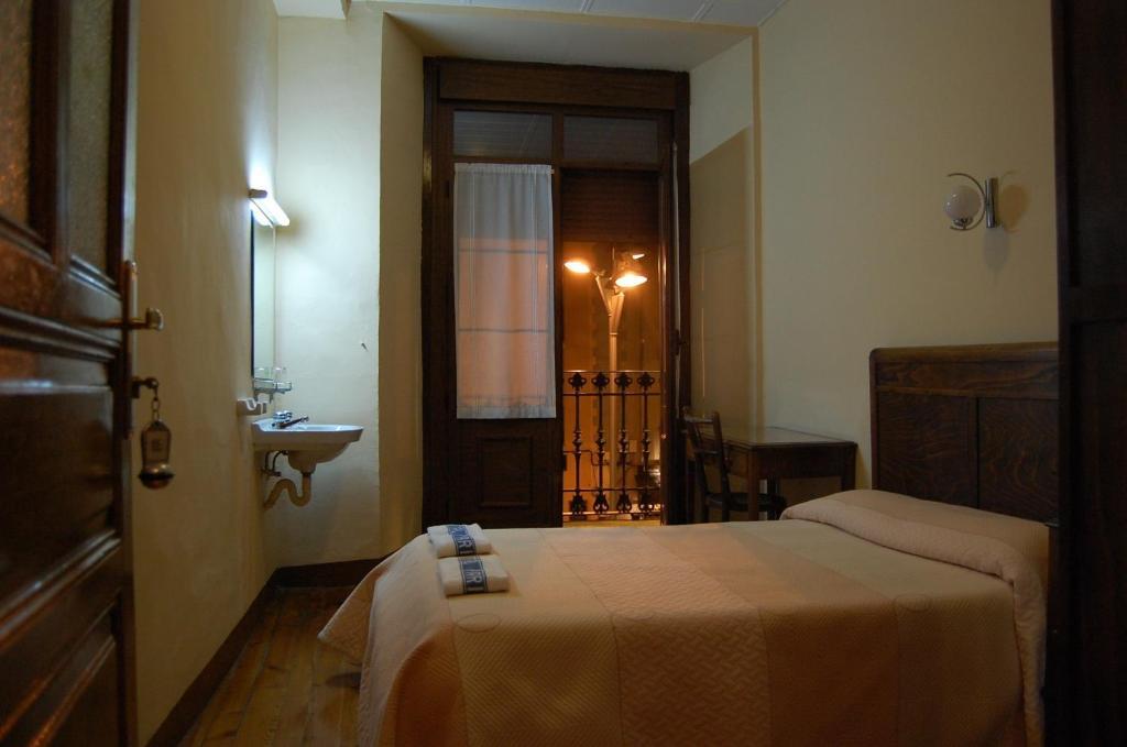 Hostal Paris Jaca Exterior foto