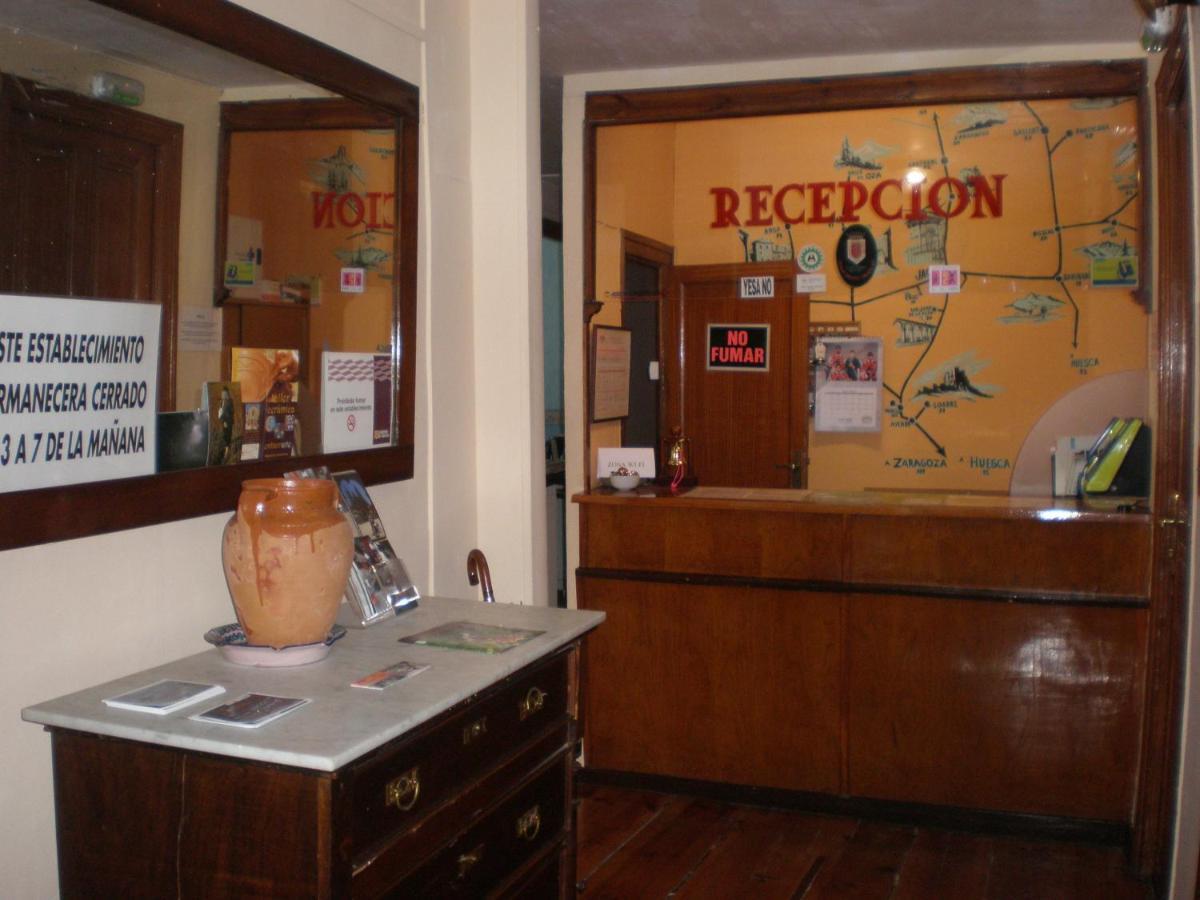 Hostal Paris Jaca Exterior foto